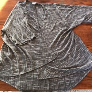 Medium LuLaRoe Lindsey. Heathered Grey.